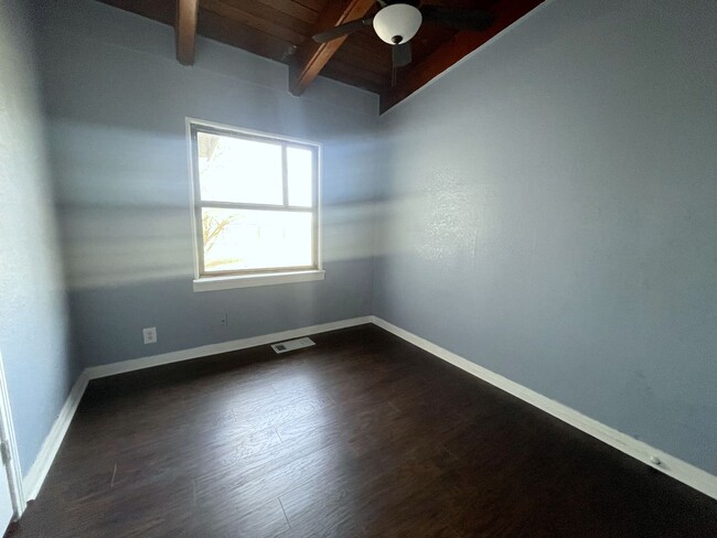 Building Photo - Large 3 bed 1 bath Home