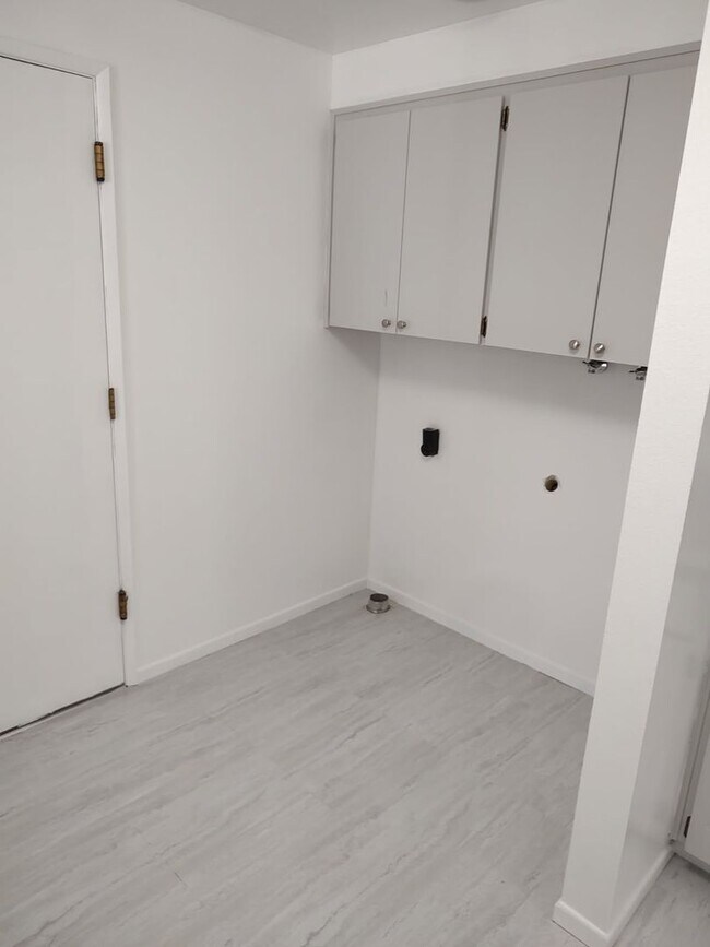 Building Photo - Available Sept. 1st.~ 3 bedroom and 1 bath...
