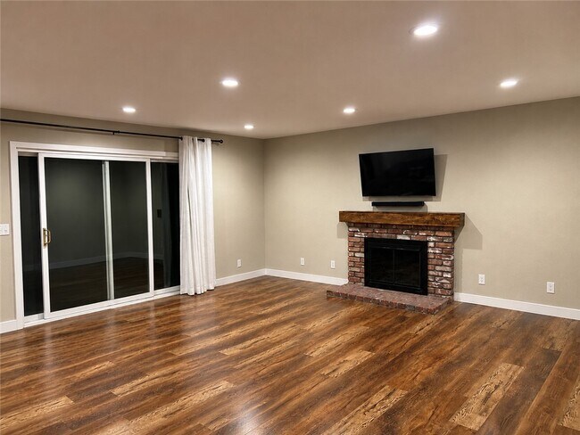 Building Photo - 701 Longfellow Dr