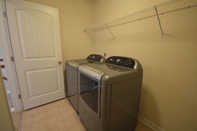 Building Photo - 904 Cozy Oak Ave