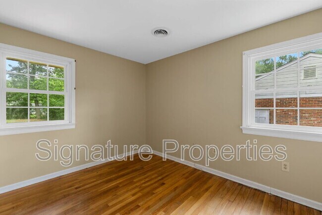 Building Photo - 1413 Robindale Rd