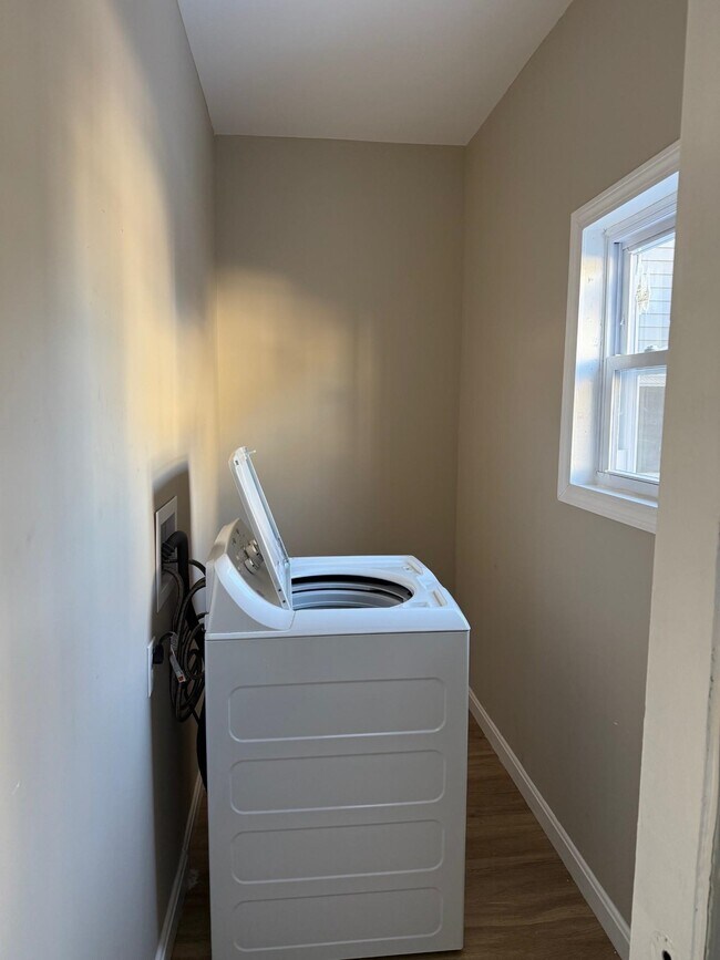 Building Photo - 347 Spruce St