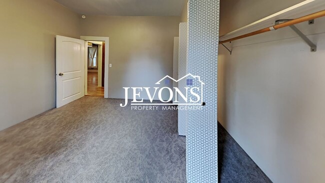 Building Photo - Charming 3-bedroom home with fenced backya...