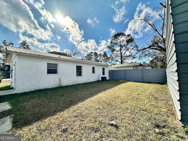 Building Photo - 526 Ware St