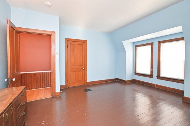 Building Photo - 735 Considine Ave