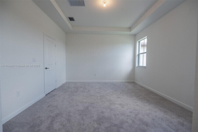 Building Photo - 2637 SE 24th Ct