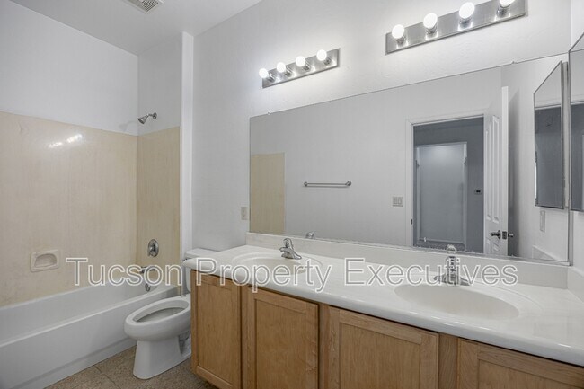 Building Photo - 7585 E Picket Fence Ln