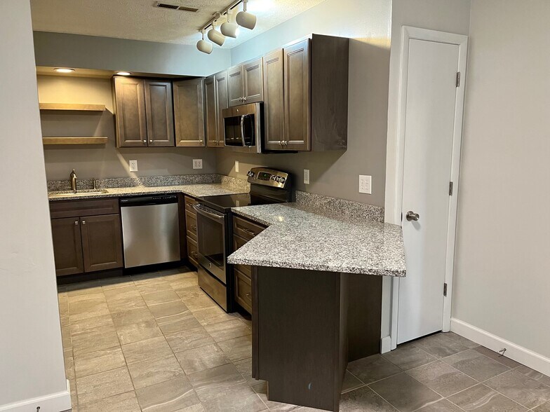 Building Photo - 302 E Grove St