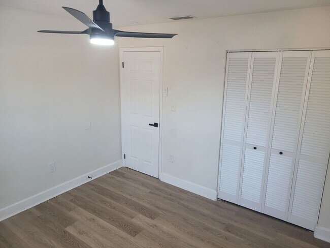 Building Photo - 1236 Dovehill Dr