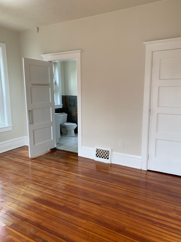 Building Photo - 517 Seneca St