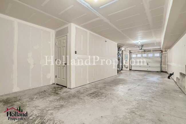 Building Photo - Charming End-Unit Townhouse in a Prime Loc...