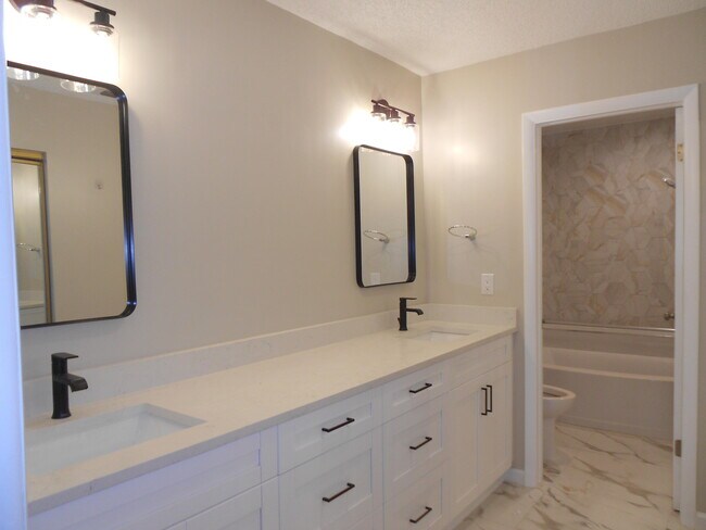 Building Photo - 13809 Royal Palm Ct