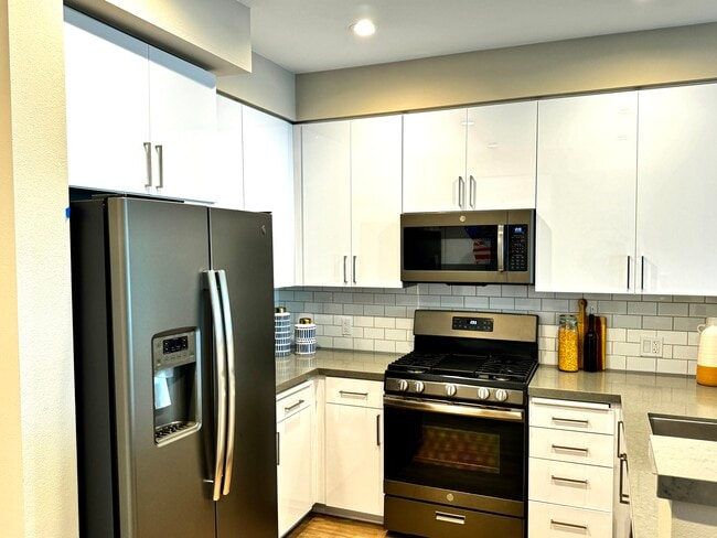 Modern brand new kitchen & appliances. - 355 N Cleveland St