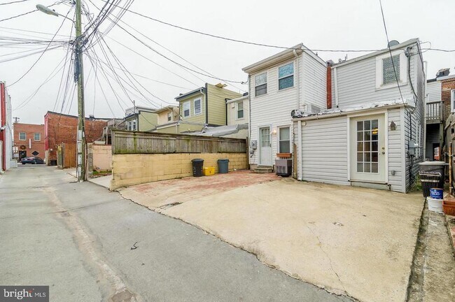 Building Photo - 1529 S Charles St