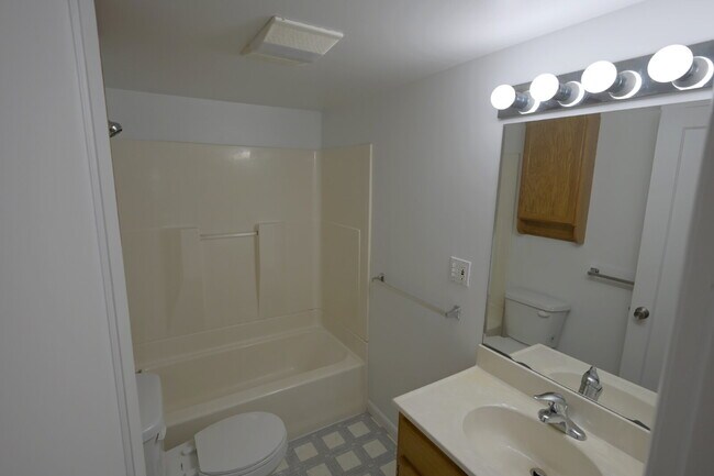 Building Photo - 2 bed 1 bath home with great view of Sequi...