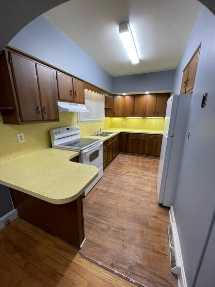 Kitchen - 102 N Center St