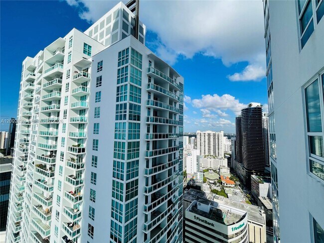 Building Photo - 950 Brickell Bay Dr