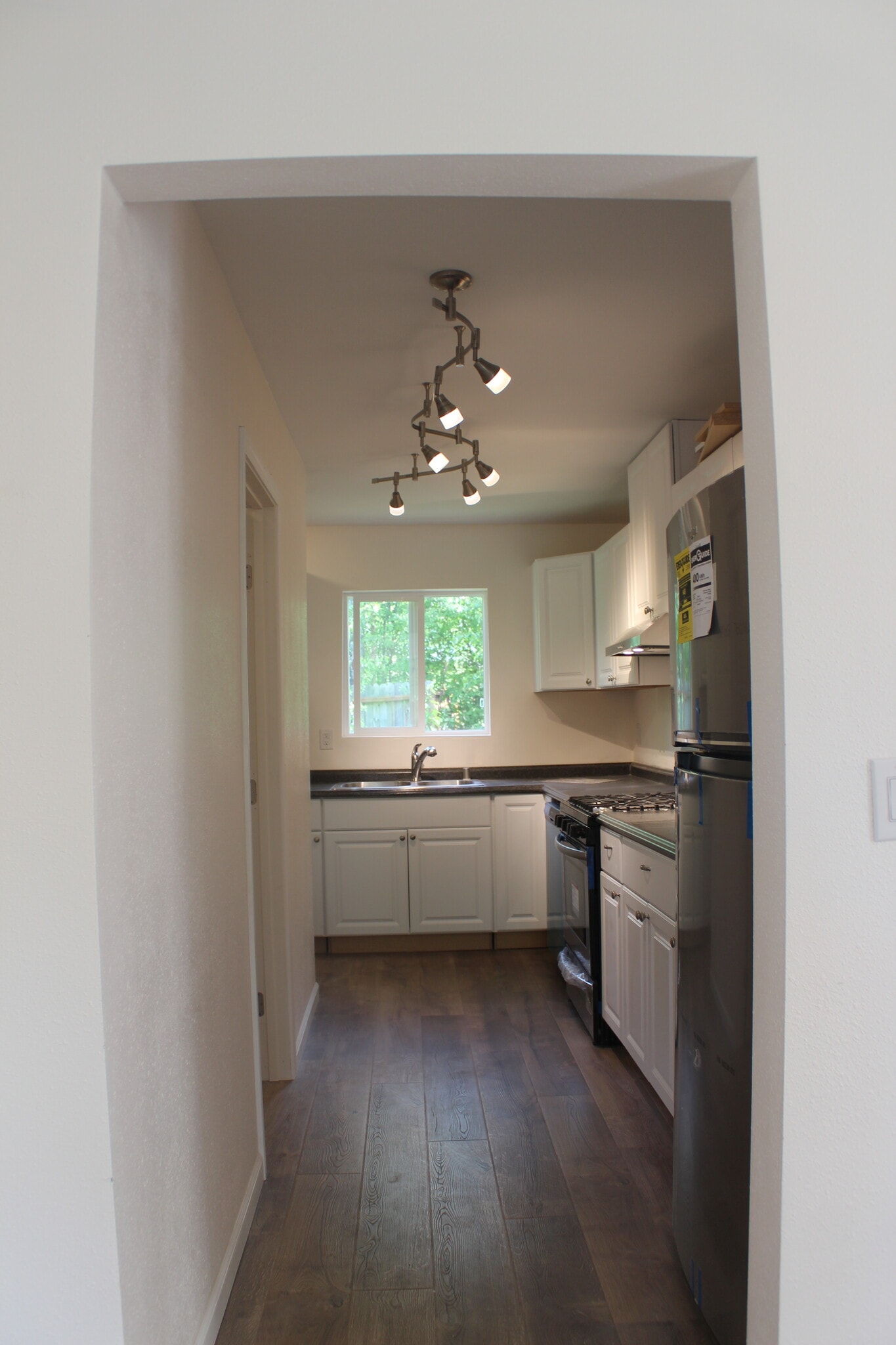 Kitchen - 320 E Victor Cir