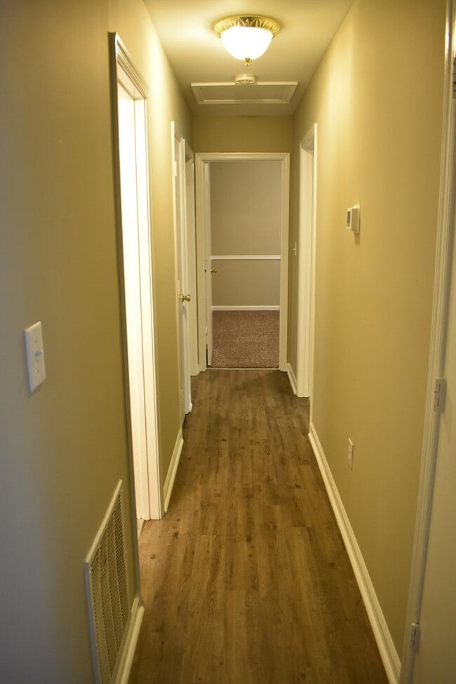 Building Photo - Great Split Foyer In Fredericksburg!