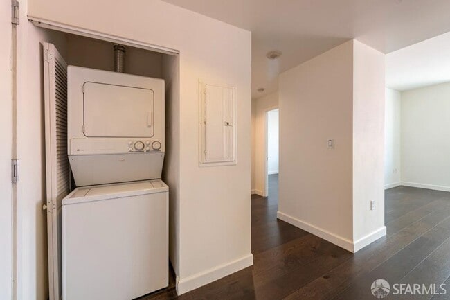 Building Photo - 250 King St