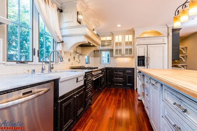 Building Photo - Stunning Cambrian Home | Desirable Neighborhood