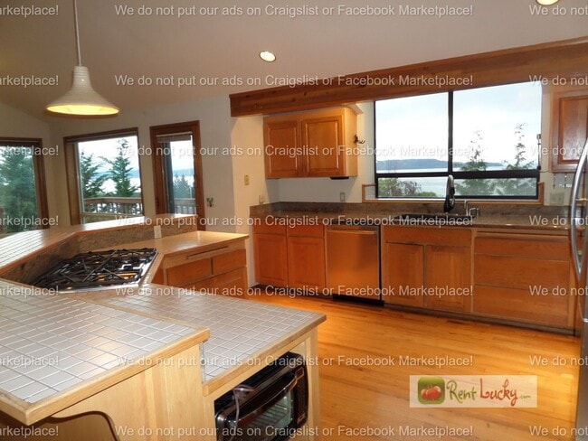 Building Photo - INCREDIBLE VIEWS!! Large 2-Bedroom + Den Duplex with 3-Car Garage in Fantastic Federal Way Neighb...