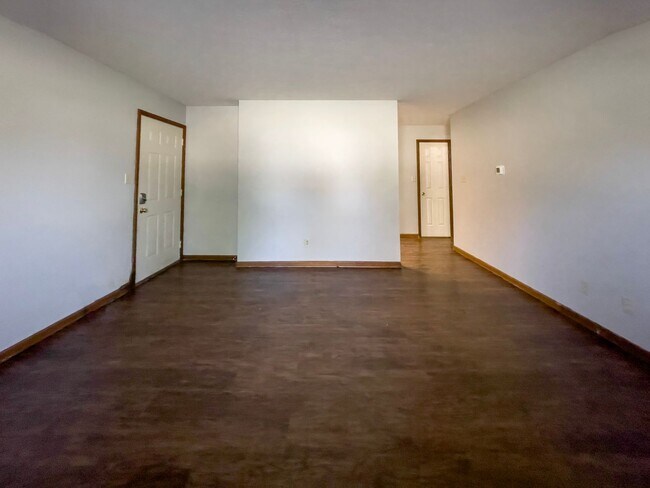 Building Photo - In-Unit Washer and Dryer - Walk the river ...