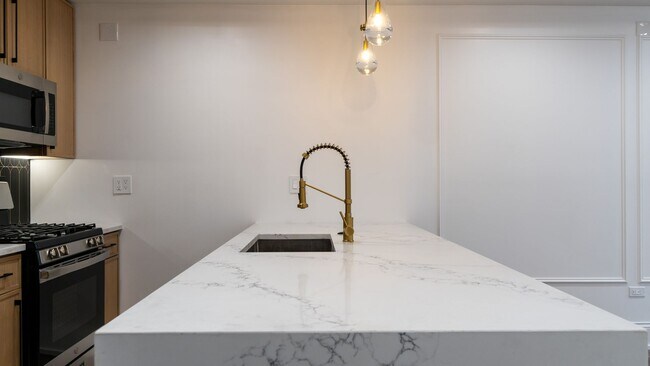 Building Photo - Contemporary 2-Bed, 2-Bath Garden Apartment in Uptown – Move-In Ready!