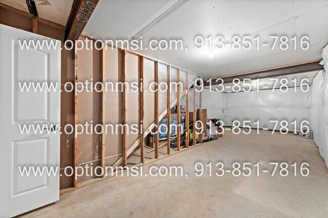 Building Photo - Blue Valley Townhome!