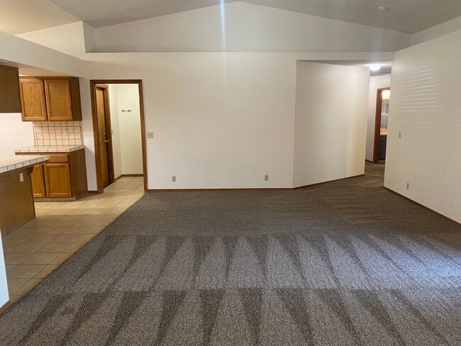 Building Photo - 3 Bedroom 2 Bathroom Golden West school di...