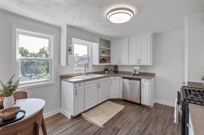 Building Photo - Benson Beauty!