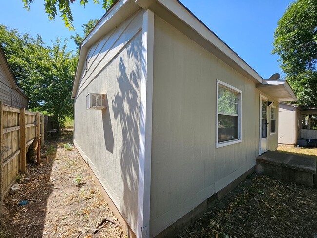 Building Photo - Charming 2-Bedroom, 1-Bathroom Home in Dun...