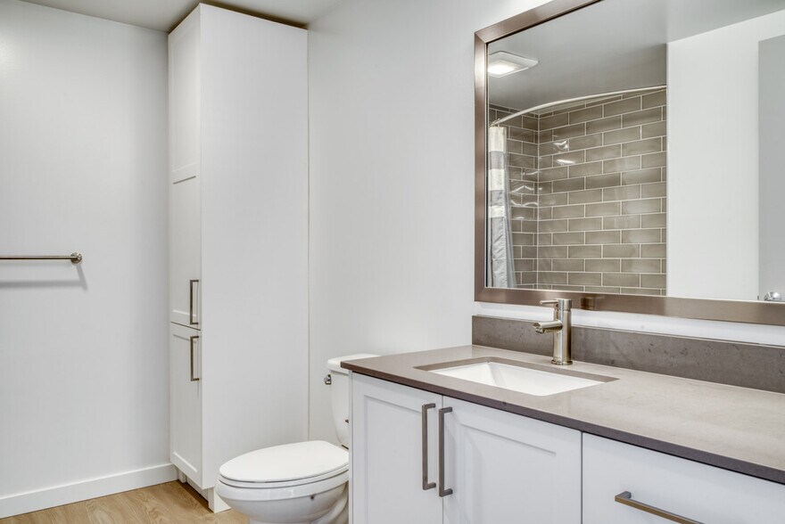 Building Photo - 704 Spring St