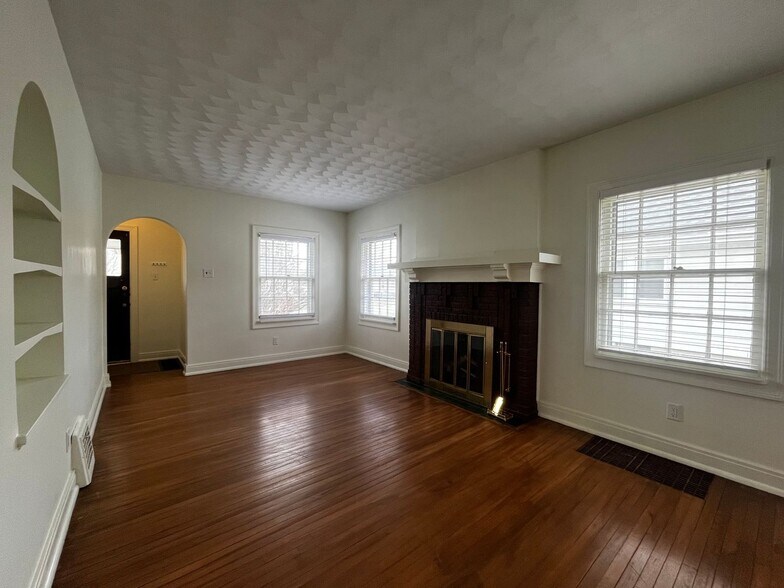 Building Photo - 2706 Waynewood Dr