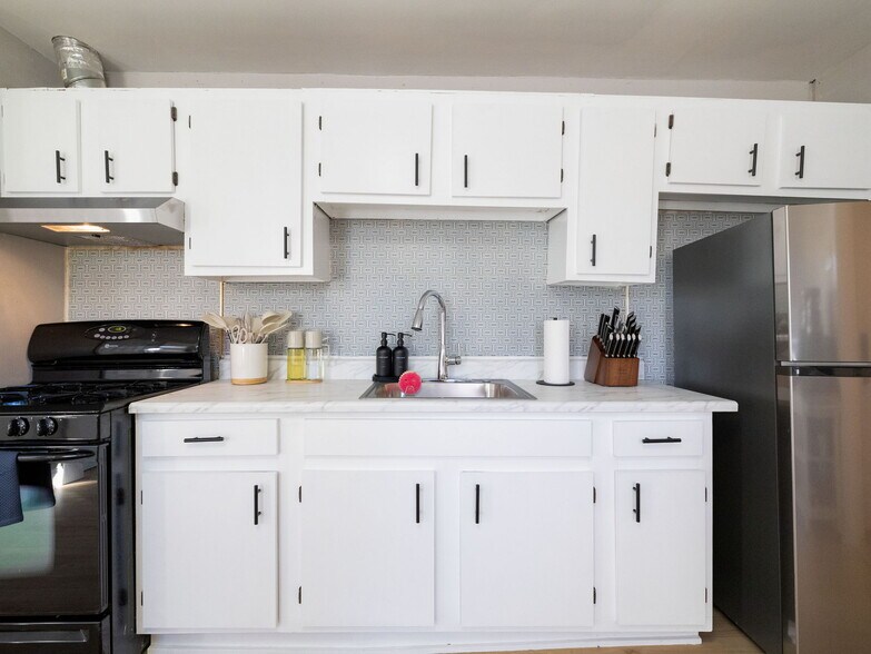 Building Photo - 168 School St