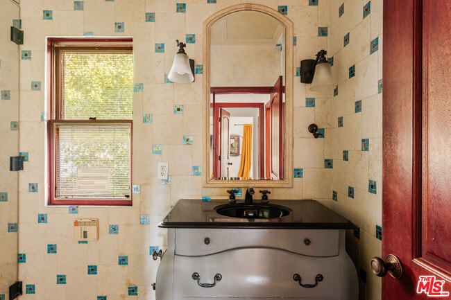 Building Photo - 2002 N Las Palmas Ave