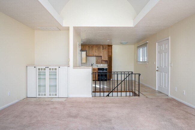 Building Photo - CONDO W/ A VIEW!!! CLOSE TO OHSU,PSU and M...