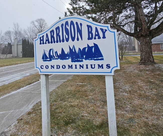 Building Photo - 1 Bedroom Condo Close to Lake St. Clair. Upper Unit with Spacious Living Room, Large Bedroom and ...