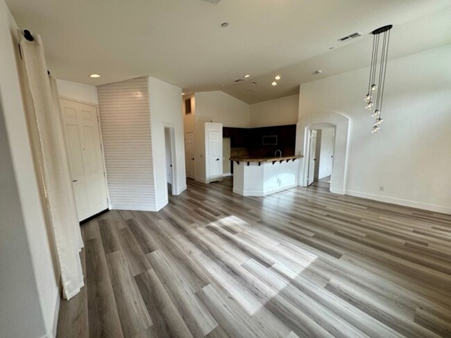 Building Photo - Spacious & Modern 3 Bedroom Home in Beauti...