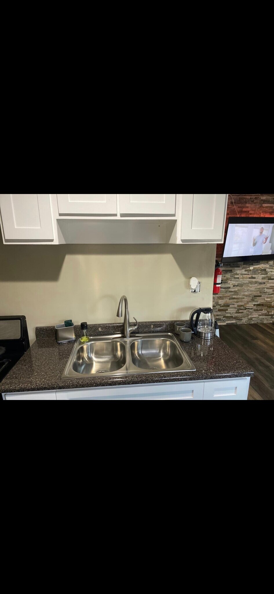 Building Photo - 2712 E Dominguez St