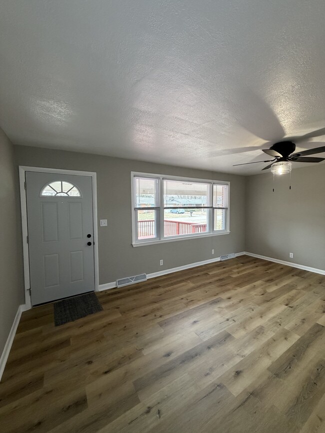 Building Photo - 2213 Roland Dr