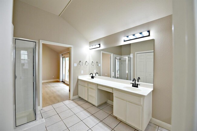 Building Photo - 3924 Newland Dr