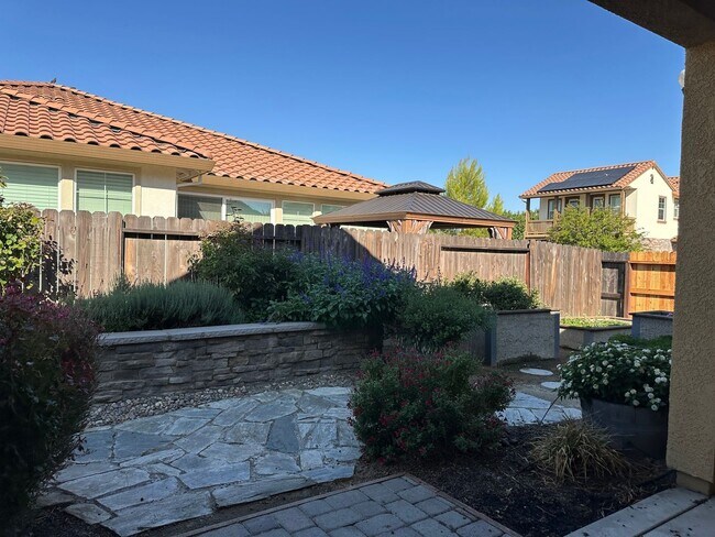 Building Photo - Impressive All Single Story 3 Bedroom, 2.5...