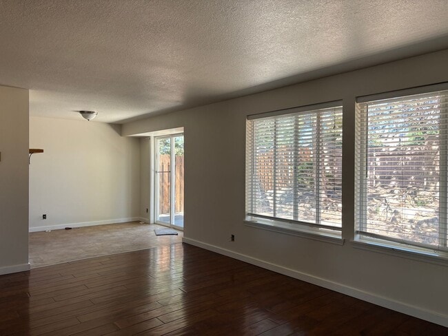 Building Photo - 3 BR/2BA Home In Tamarack Park East