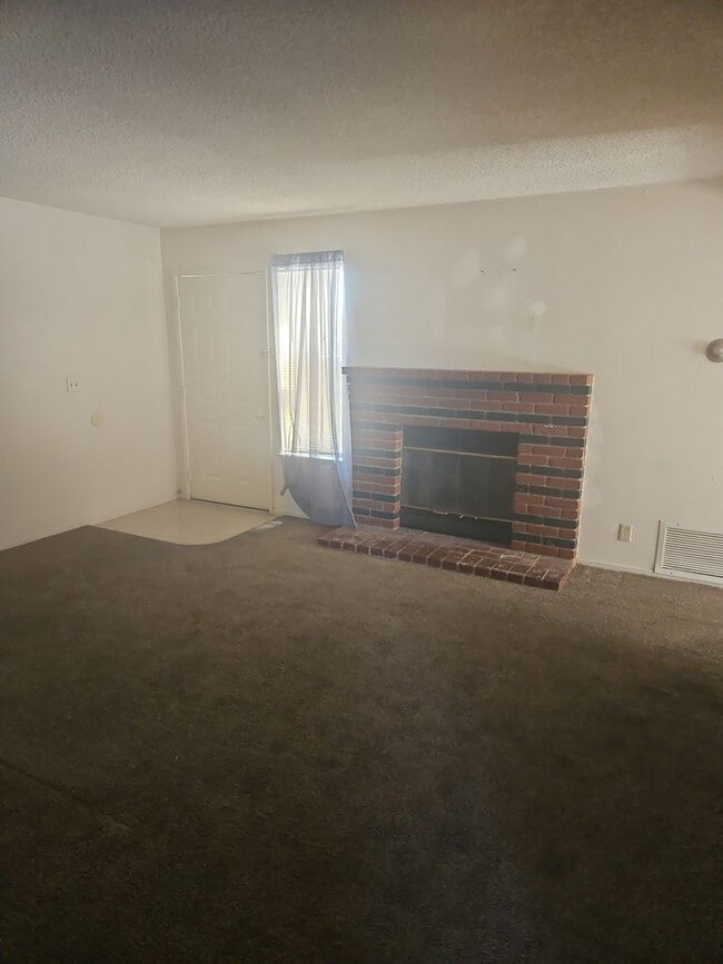 Building Photo - 2 BEDROOM 1 BATH UNIT