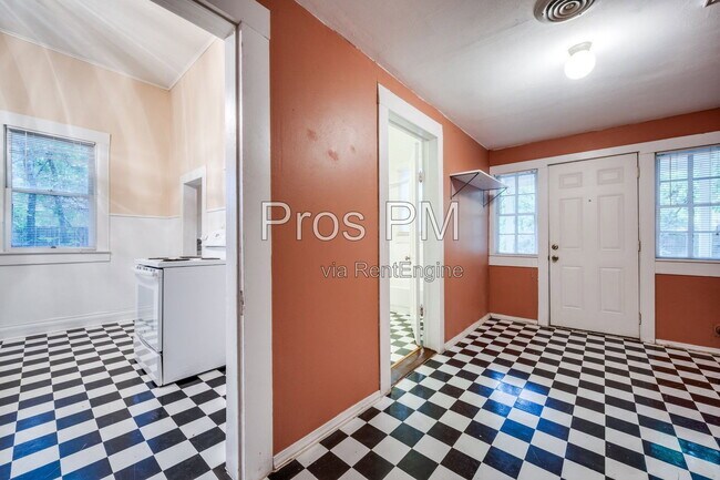 Building Photo - 912 N Elm St