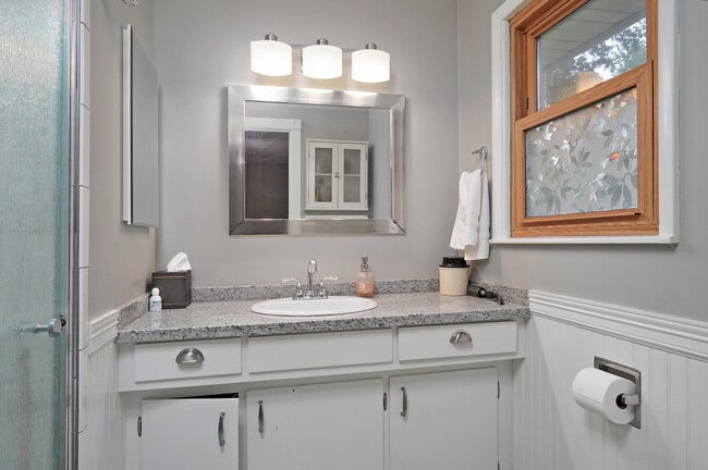 Building Photo - 2422 S Kickapoo Ave