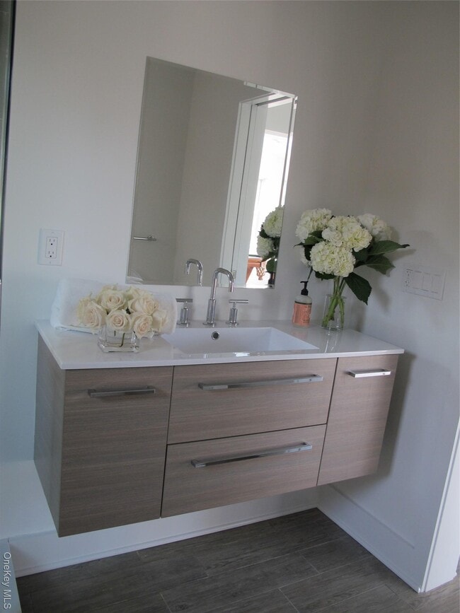 Building Photo - 40 Tuthill Point Rd