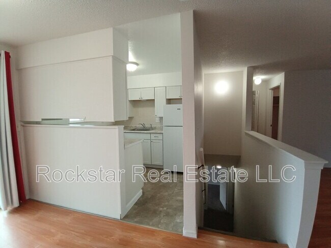 Building Photo - 704 E Bridgeport Ave