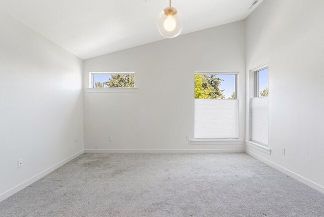 Building Photo - 4 bed, 4 bath Multi-Level Home in Pringle ...